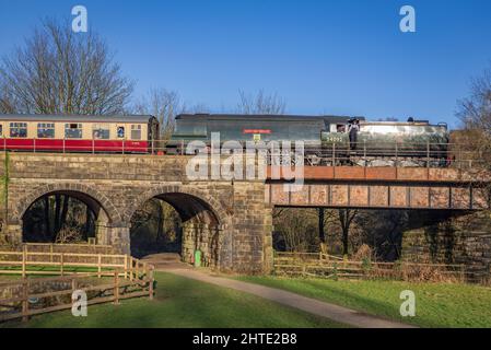 Città di Wells luogo di vapore al viadotto di Burrs Park sulla ferrovia ELR East Lancs vapore in direzione Bury durante la primavera vapore Gala. Foto Stock