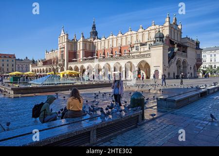 Cracovia (Cracovia), Polonia - 26 settembre 2018: Persone e piccioni sulla piazza principale del mercato nella città vecchia, vista sul Palazzo dei tessuti (Sukiennice), terra della città Foto Stock