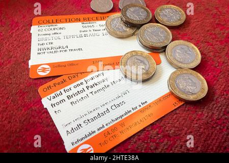 File foto datato 17/08/21 di biglietti ferroviari e denaro. I passeggeri dei treni in Inghilterra e Galles saranno colpiti dai maggiori aumenti di tariffa in quasi dieci anni da martedì. Il gruppo di campagna Railfuture ha accusato il governo britannico di "scatenare il fuoco del costo della vita di crisi", consentendo un aumento dei prezzi dei biglietti fino al 3,8%. Data di emissione: Lunedì 28 febbraio 2022. Foto Stock