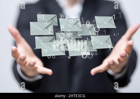 Maschio che visualizza una comunicazione di rete con simboli e-mail Foto Stock