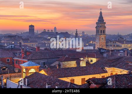 Venezia, skyline sul tetto in Italia e monumenti storici al tramonto. Foto Stock