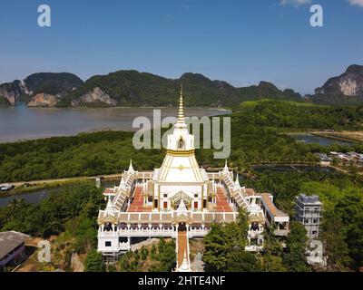 Vista dall'alto di Wat Laem Sak circondato dal verde nella provincia di Krabi, in Thailandia Foto Stock