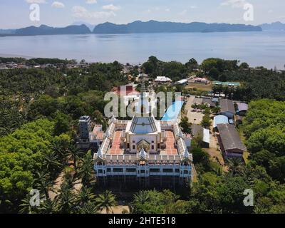 Vista dall'alto di Wat Laem Sak circondato dal verde vicino al mare nella provincia di Krabi, in Thailandia Foto Stock