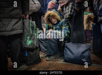 27th febbraio 2022. Stazione ferroviaria di Lviv, Ucraina. La disperazione cresce al confine con l'Ucraina mentre più di mezzo milione di rifugiati fuggono dalla guerra - Copyright: Bel Trew/The Credit: Independent/Alamy Live News Foto Stock