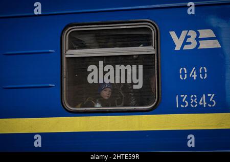 27th febbraio 2022. Stazione ferroviaria di Lviv, Ucraina. La disperazione cresce al confine con l'Ucraina mentre più di mezzo milione di rifugiati fuggono dalla guerra - Copyright: Bel Trew/The Credit: Independent/Alamy Live News Foto Stock