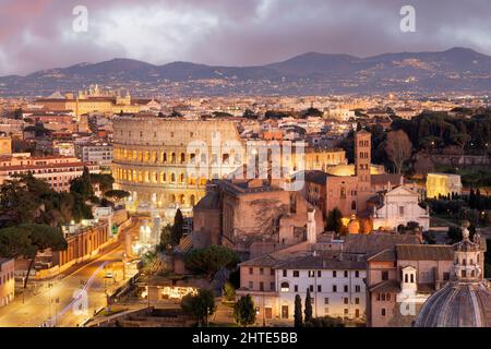 Roma, Italia vista verso il Colosseo con aree archeologiche al tramonto. Foto Stock