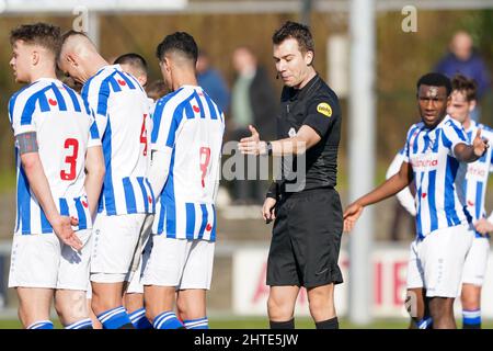 HEERENVEEN, PAESI BASSI - FEBBRAIO 28: Arbitro Sam Droge durante la partita Reservecompetitie tra Jong SC Heerenveen e Jong FC Twente allo Sportpark Skoatterwald il 28 Febbraio 2022 a Heerenveen, Paesi Bassi (Foto di Andre Weening/Orange Pictures) Foto Stock