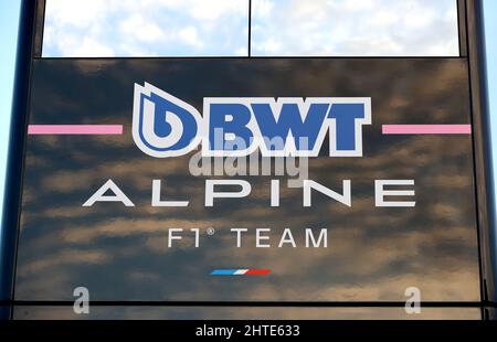 BWT Alpine F1 Team insegna durante il secondo giorno di test pre-stagione al circuito di Barcellona-Catalunya, Spagna. Data immagine: Giovedì 24 febbraio 2022. Foto Stock