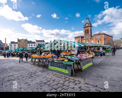 Chesterfield mercato aperto e mercato delle pulci, Chesterfield una grande città di mercato, nel Borough di Chesterfield, Derbyshire, Inghilterra, a 11 miglia da Sheffie Foto Stock