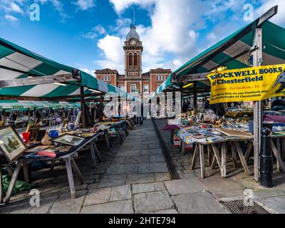 Mercato aperto e mercato delle pulci, Chesterfield, una grande città di mercato, nel Borough di Chesterfield, Derbyshire, Inghilterra, a 11 miglia da Sheffield, Foto Stock