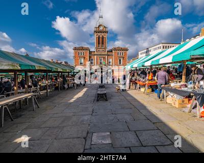 Mercato aperto e mercato delle pulci, Chesterfield, una grande città di mercato, nel Borough di Chesterfield, Derbyshire, Inghilterra, a 11 miglia da Sheffield, Foto Stock