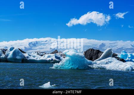 Paesaggio naturale della splendida laguna del ghiacciaio Jakulsarlon nel Parco Nazionale di Vatnajokull nella stagione estiva con gruppo di iceberg galleggiante. Foto Stock