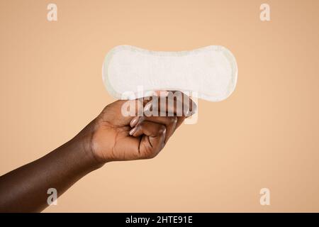 Imbottitura di tenuta della mano della donna nera non riconoscibile, primo piano Foto Stock