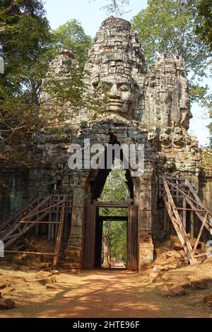 Porta della vittoria della città rovina Khmer impressionante Angkor Thom (immagine verticale), Siem Reap, Cambogia Foto Stock