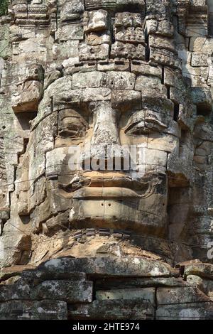 Massiccio rilievo di pietra in cima alla porta della Vittoria di impressionante città rovina Khmer Angkor Thom (immagine verticale), Siem Reap, Cambogia Foto Stock