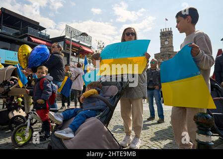 ANTALYA, TURCHIA - Febbraio 24th 2022: La guerra Ucraina protesta. Protesta contro l'invasione russa dell'Ucraina. Alcuni canti e striscioni ucraini anti-guerra. Foto Stock