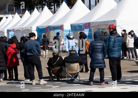 Seul, Corea del Sud. 27th Feb 2022. La popolazione sudcoreana attende i test COVID-19 in un sito di test improvvisato a Seoul, Corea del Sud, 27 febbraio 2022. La Corea del Sud ha segnalato 139.626 altri casi COVID-19 a partire dalla mezzanotte di domenica, aumentando il numero totale di infezioni a 3.134.456, le autorità sanitarie ha detto Lunedi. (Foto di Lee Young-ho/Sipa USA) Credit: Sipa USA/Alamy Live News Foto Stock