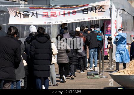 Seul, Corea del Sud. 27th Feb 2022. La popolazione sudcoreana attende i test COVID-19 in un sito di test improvvisato a Seoul, Corea del Sud, 27 febbraio 2022. La Corea del Sud ha segnalato 139.626 altri casi COVID-19 a partire dalla mezzanotte di domenica, aumentando il numero totale di infezioni a 3.134.456, le autorità sanitarie ha detto Lunedi. (Foto di Lee Young-ho/Sipa USA) Credit: Sipa USA/Alamy Live News Foto Stock