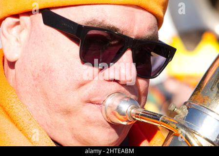 Maastricht, Paesi Bassi. 28th Feb 2022. Un musicista della banda del vento che suona durante la sfilata di Carnevale attraverso il villaggio di Amby (Maastricht). Anna Carpendale/Alamy Live News Foto Stock