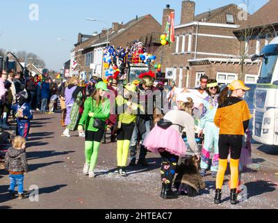 Maastricht, Paesi Bassi. 28th Feb 2022. La sfilata di Carnevale attraverso il villaggio di Amby (Maastricht) Anna Carpendale/Alamy Live News Foto Stock