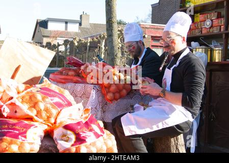 Maastricht, Paesi Bassi. 28th Feb 2022. Partecipanti alla sfilata di Carnevale attraverso il villaggio di Amby (Maastricht). Anna Carpendale/Alamy Live News Foto Stock