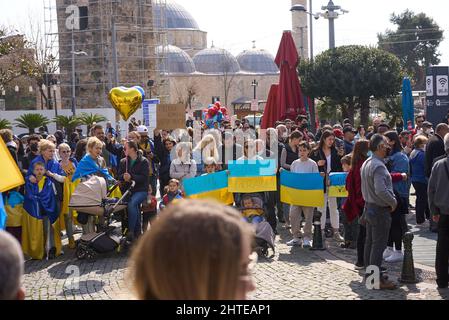 ANTALYA, TURCHIA - Febbraio 24th 2022: La guerra Ucraina protesta. Protesta contro l'invasione russa dell'Ucraina. Alcuni canti e striscioni ucraini anti-guerra. Foto Stock