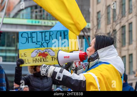 Toronto, Canada - 27 febbraio 2022: Una donna Ucraina tiene un megafono mentre guida il canto e gli slogan nella protesta. Il rally a sostegno di Foto Stock