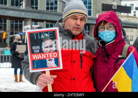 Toronto, Canada - 27 febbraio 2022: Una coppia Ucraina con anti-Putin firma come parte alla manifestazione. Il raduno a sostegno dell'Ucraina Foto Stock