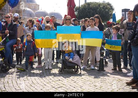 ANTALYA, TURCHIA - Febbraio 24th 2022: La guerra Ucraina protesta. Protesta contro l'invasione russa dell'Ucraina. Alcuni canti e striscioni ucraini anti-guerra. Foto Stock