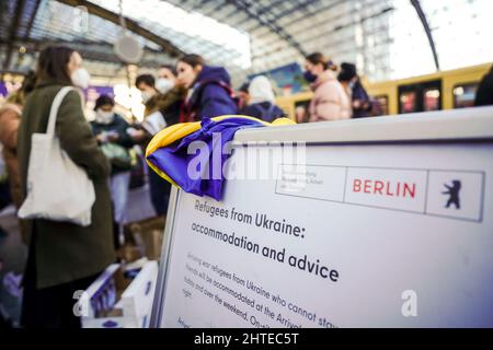 Berlino, Germania. 28th Feb 2022. I rifugiati ucraini sono accolti dagli assistenti dopo il loro arrivo alla stazione centrale di Berlino. Credit: Kay Nietfeld/dpa/Alamy Live News Foto Stock