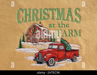Ricamo a macchina, Natale in fattoria, testo, parole, fienile, camion, neve, alberi, scena, artigianato, feltro tessuto, PR Foto Stock