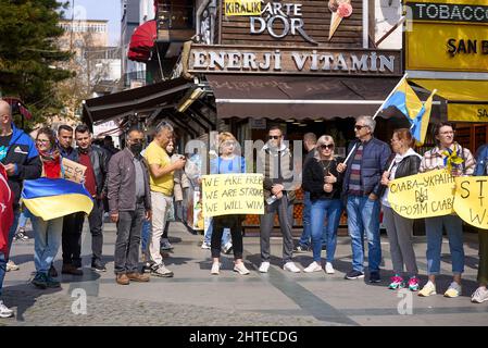 ANTALYA, TURCHIA - Febbraio 24th 2022: La guerra Ucraina protesta. Protesta contro l'invasione russa dell'Ucraina. Alcuni canti e striscioni ucraini anti-guerra. Foto Stock