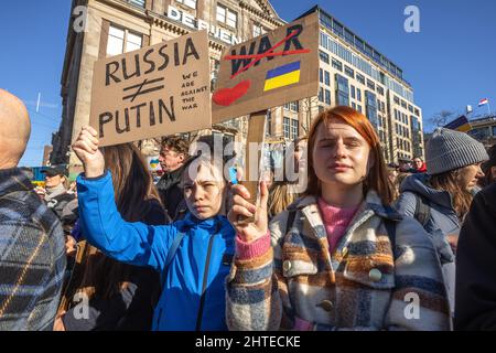 : La diga, Amsterdam, Paesi Bassi. Domenica 27th febbraio, 2022. Circa 15,000 manifestanti si sono riuniti oggi pomeriggio ad Amsterdam per dimostrare solidarietà al popolo ucraino e per contestare l'invasione russa da parte del Presidente Putin. Si stima che 100,000 persone protestarono in Europa e numerosi russi si unirono ai manifestanti della diga, in una manifestazione di solidarietà. La gente ha anche preso per le strade delle città olandesi di Groningen e Heerlen, tra le altre. Credit: Charles M Vella/Alamy Live News Foto Stock