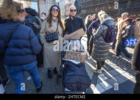 La diga, Amsterdam, Paesi Bassi. Domenica 27th febbraio, 2022. Circa 15,000 manifestanti si sono riuniti oggi pomeriggio ad Amsterdam per dimostrare solidarietà al popolo ucraino e per contestare l'invasione russa da parte del Presidente Putin. Si stima che 100,000 persone protestarono in Europa e numerosi russi si unirono ai manifestanti della diga, in una manifestazione di solidarietà. La gente ha anche preso per le strade delle città olandesi di Groningen e Heerlen, tra le altre. Credit: Charles M Vella/Alamy Live News Foto Stock