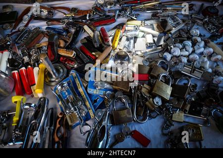 Collezione di coltelli usati, serrature e pomelli allo stallo del mercato delle pulci di Palermo, Sicilia, Italia Foto Stock