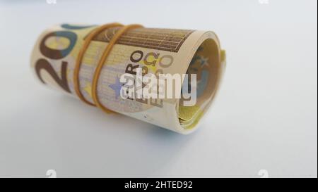 Rotolo di banconote da 200 Euro con fascia in gomma intorno - isolato in primo piano Foto Stock