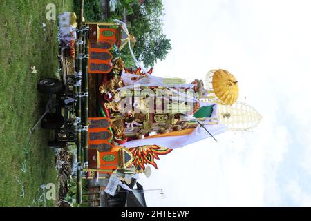 Colpo verticale della celebrazione del Festival tradizionale indù di Ngaben per i morti a Bali, Indonesia Foto Stock