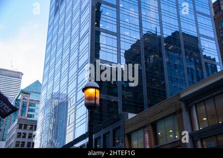 Luci di strada nel centro di Toronto durante il tramonto Foto Stock