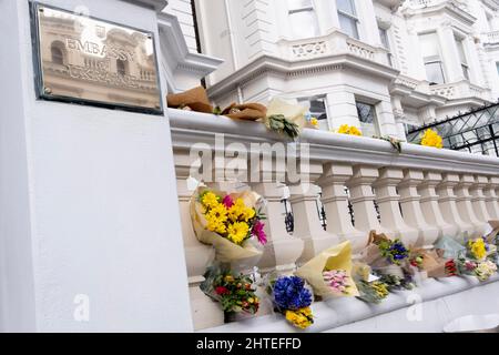 Il quinto giorno dell'invasione dell'Ucraina da parte della Russia, i fiori sono stati collocati fuori dall'Ambasciata dell'Ucraina alle 60, Holland Park, il 28th febbraio 2022, a Londra, Inghilterra. Foto Stock