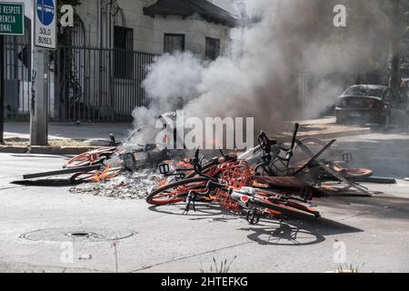 Biciclette bruciate durante i primi giorni di sommosse durante le manifestazioni sociali di ottobre 19th 2019 a Santiago del Cile Foto Stock