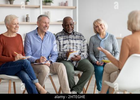 Gruppo internazionale di anziani e donne con classe educativa Foto Stock