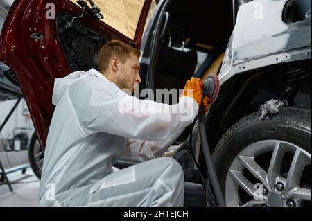 Verniciatura automatica, lucidatura della parte della carrozzeria dell'auto intonacata Foto Stock