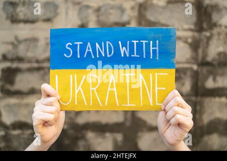 Dimostratore con targhetta "Stand with Ukraine" Foto Stock