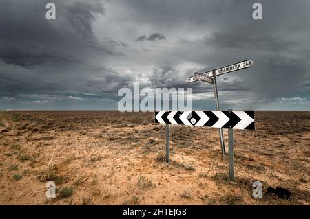 Una tempesta imminente sulla pista di Strzelecki nell'Outback dell'Australia Meridionale. Foto Stock