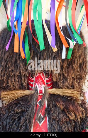 Faccia colorata del Kurent, maschera tradizionale slovena, tempo di carnevale. Maschera tradizionale utilizzata nel februar per la persecuzione invernale, carnevale, Slovenia. Foto Stock