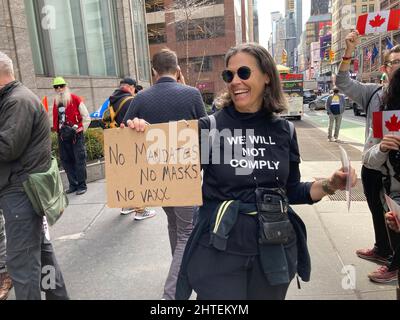I manifestanti si riuniscono fuori dal New York Sheraton Hotel a New York giovedì 17 febbraio 2022 per radunarsi contro la vaccinazione COVID-19 e i mandati di indossare maschera a New York. (© Frances M. Roberts) Foto Stock