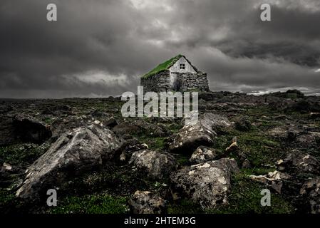 Tipica capanna con tetto in erba sintetica nei Westfjords dell'Islanda. Foto Stock