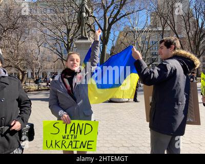 Gli ucraini-americani e i loro sostenitori protestano contro l'invasione russa e mostrano sostegno ai cittadini dell'Ucraina, a Washington Square Park a New York domenica 27 febbraio 2022. (© Frances M. Roberts) Foto Stock