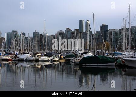 Vista delle navi nel porto di Vancouver dalle pareti del mare di Stanley Park Foto Stock