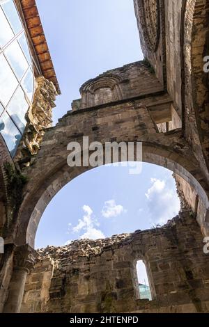 Chiesa in rovina del Monastero di Santa Maria contro il cielo azzurro, Carracedo, El Bierzo, Spagna Foto Stock